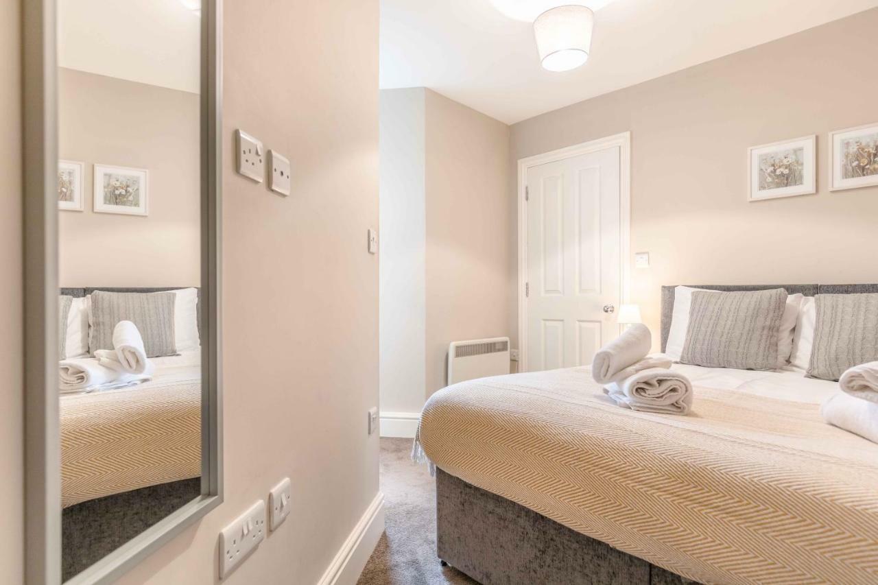 Modern Apartment Within Short Walk Of The Castle, High Street And Long Walk - Free Parking Уиндзор Екстериор снимка