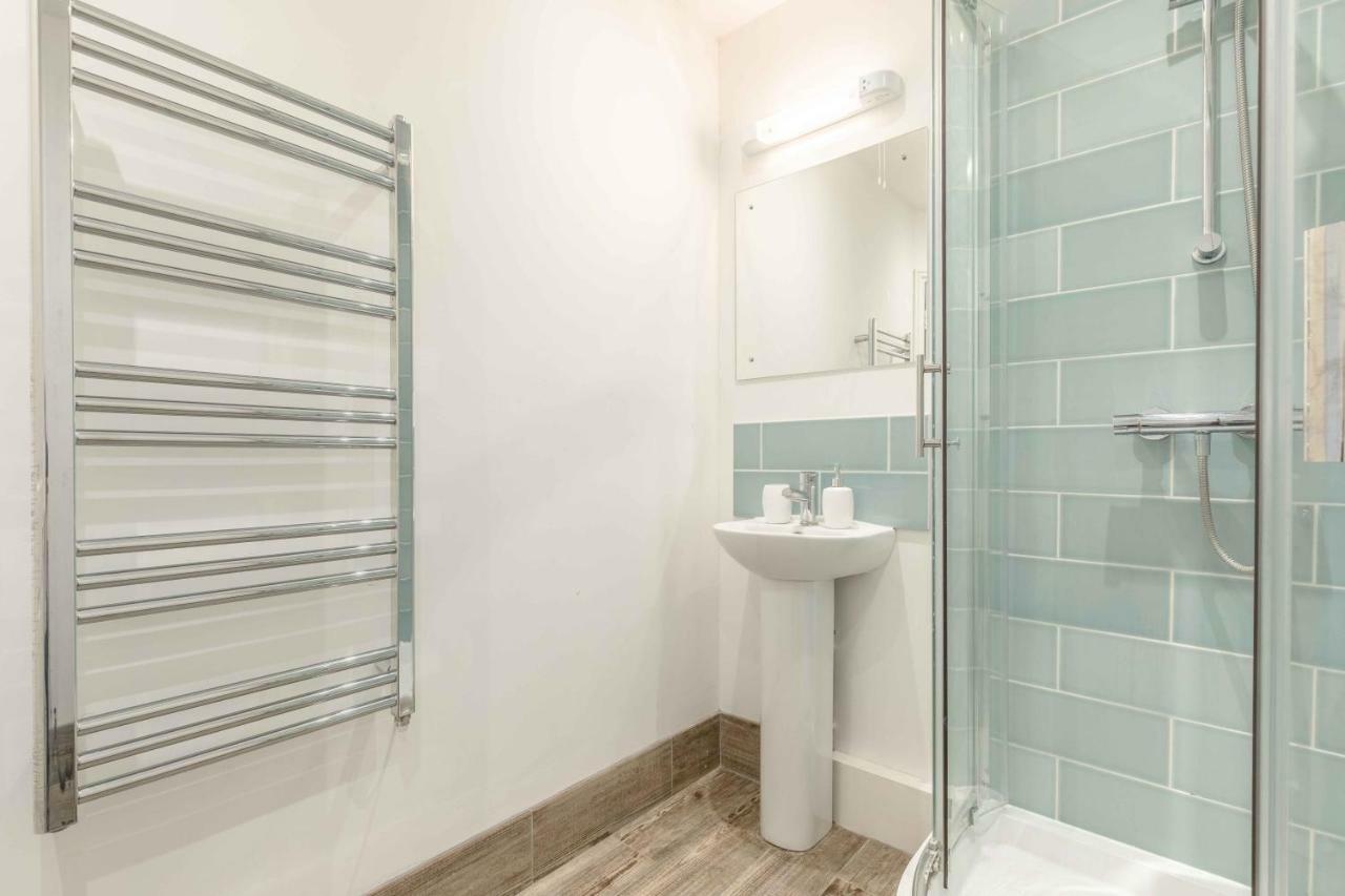 Modern Apartment Within Short Walk Of The Castle, High Street And Long Walk - Free Parking Уиндзор Екстериор снимка