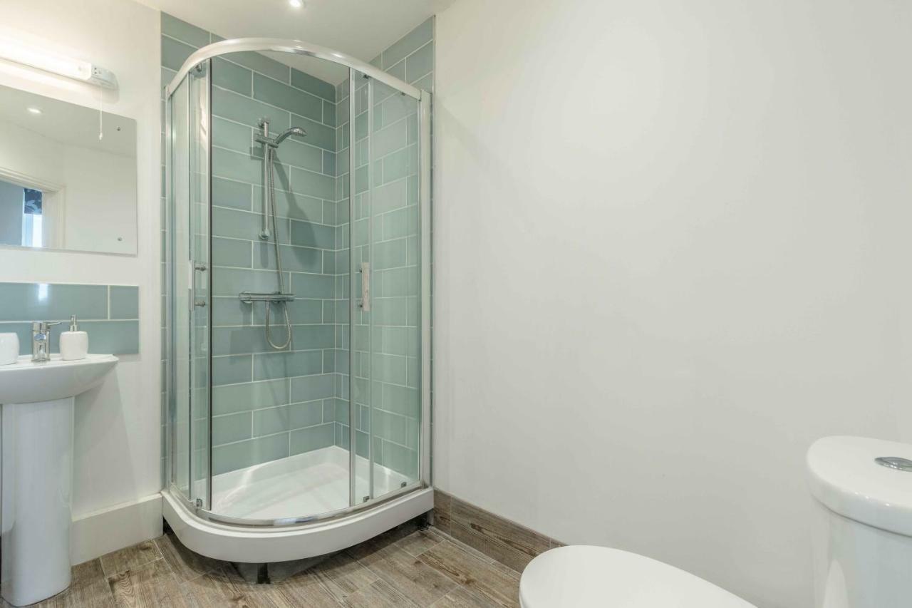 Modern Apartment Within Short Walk Of The Castle, High Street And Long Walk - Free Parking Уиндзор Екстериор снимка